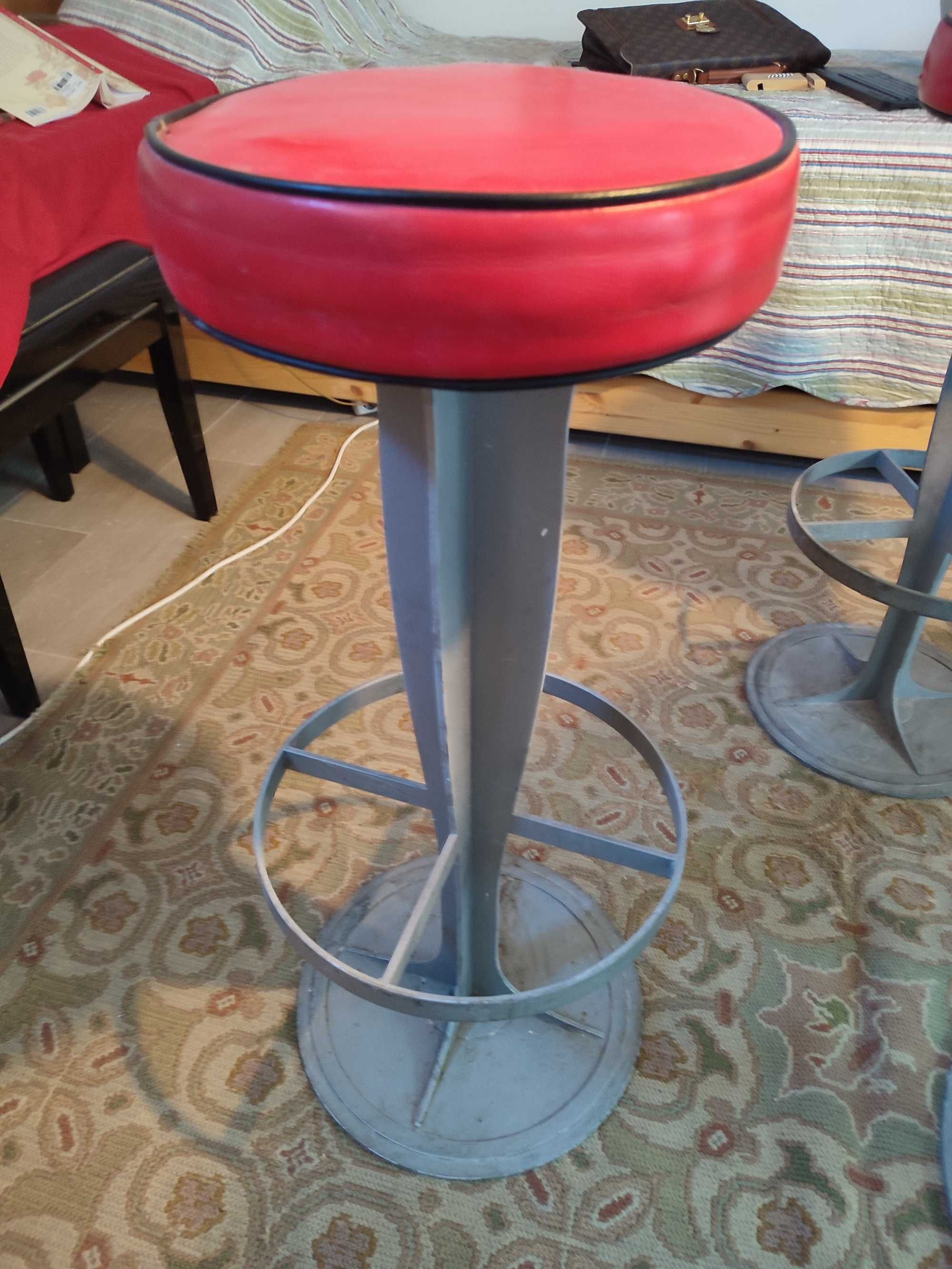 Bancos altos clássicos de bar com mesa central
