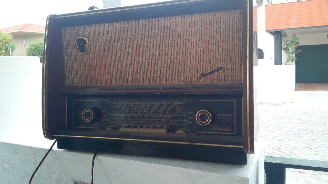 Radio Scheneider do ano 1958 a funionar.