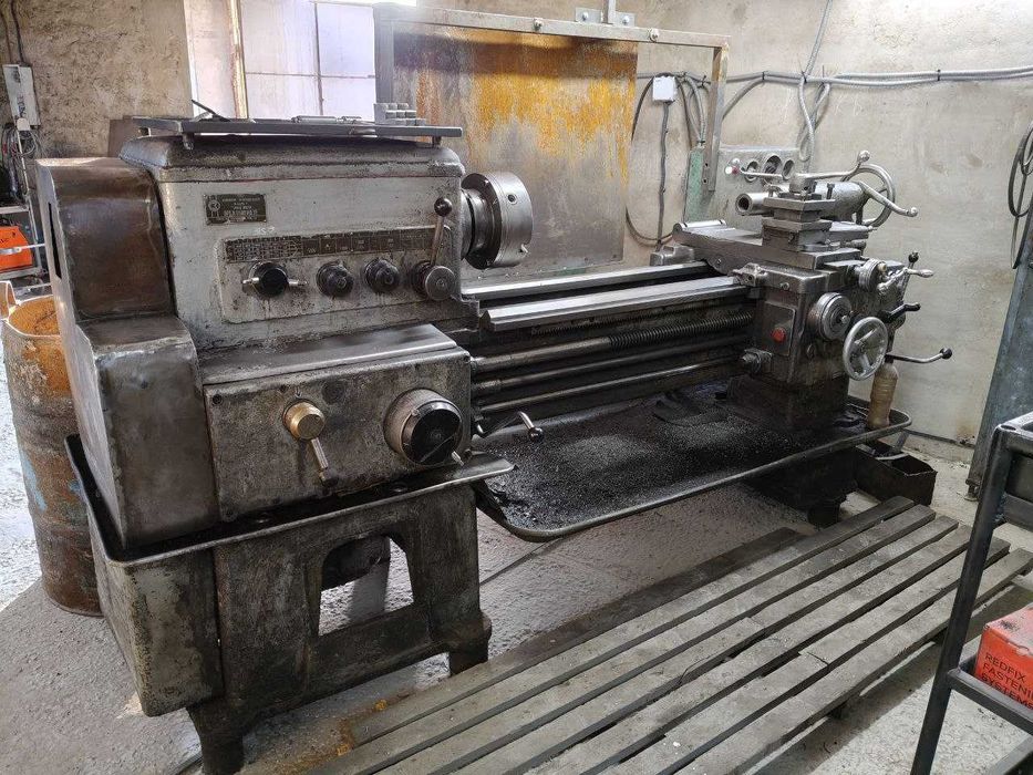 Токарно-гвинторізний верстат 1К62, РМЦ 1000 мм