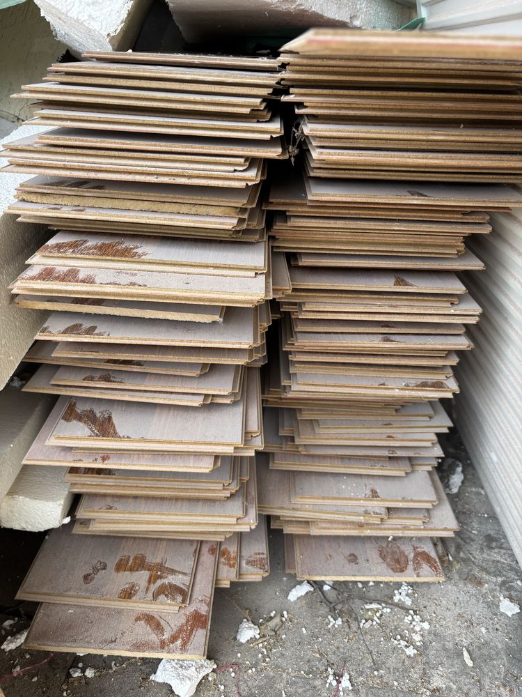 Panele podłogowe laminowane – kolor mahoń, połysk