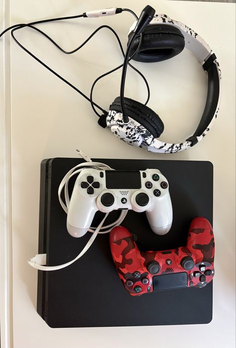 Playstation 4, dois comandos e fones