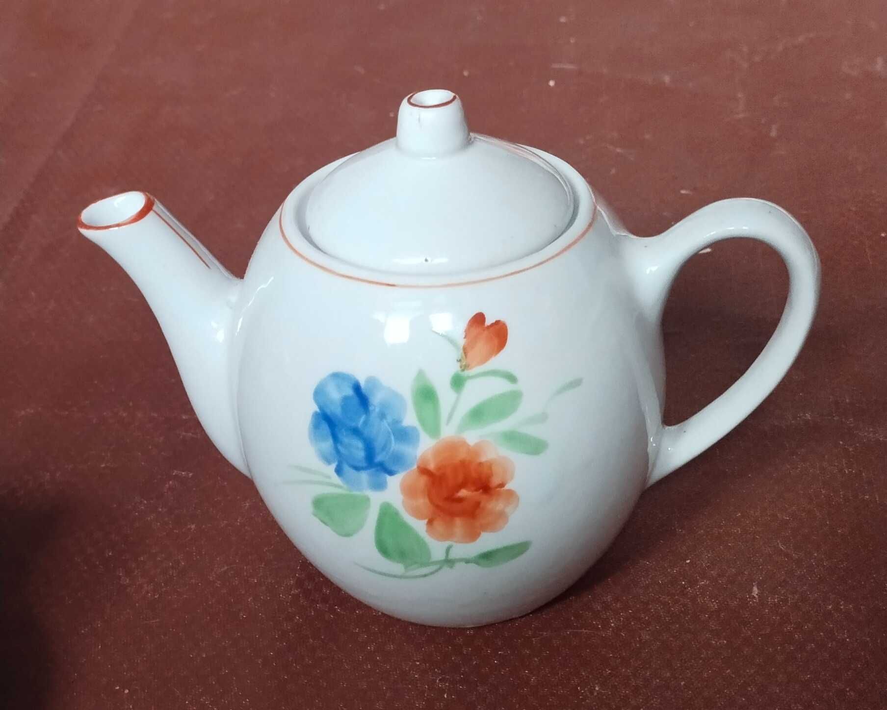 Чашка с блюдцем,  заварник, сахарница.