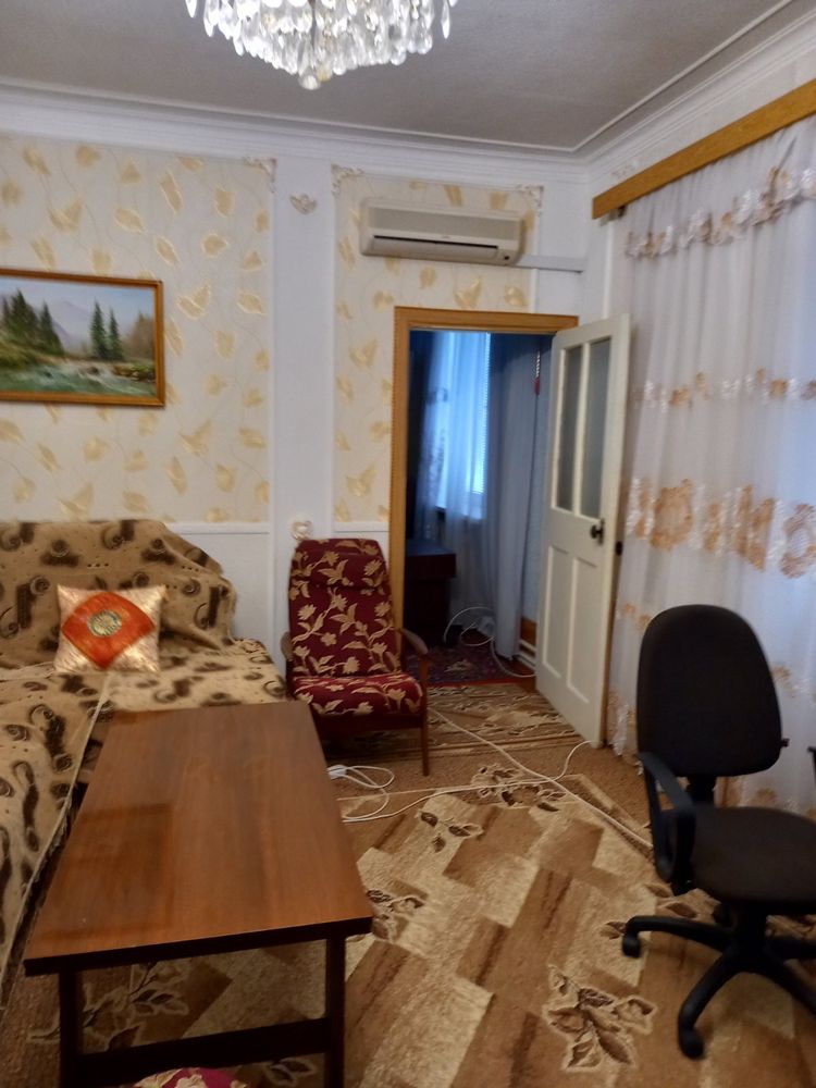 Продам «Сталинку» 3х-комнатную квартиру, в центре города.