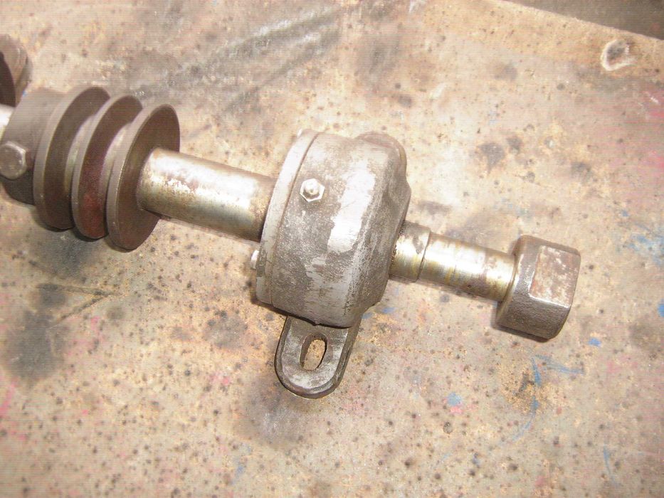 Wał z łożyskami do piły stołowej