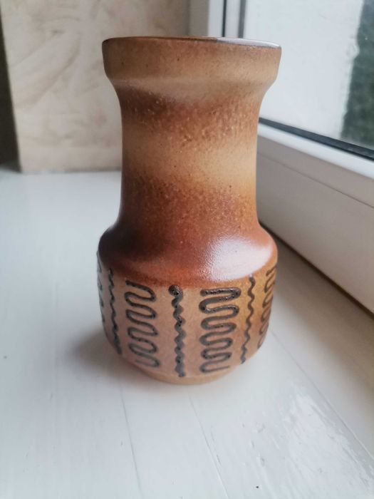 Brązowy wazonik ceramiczny