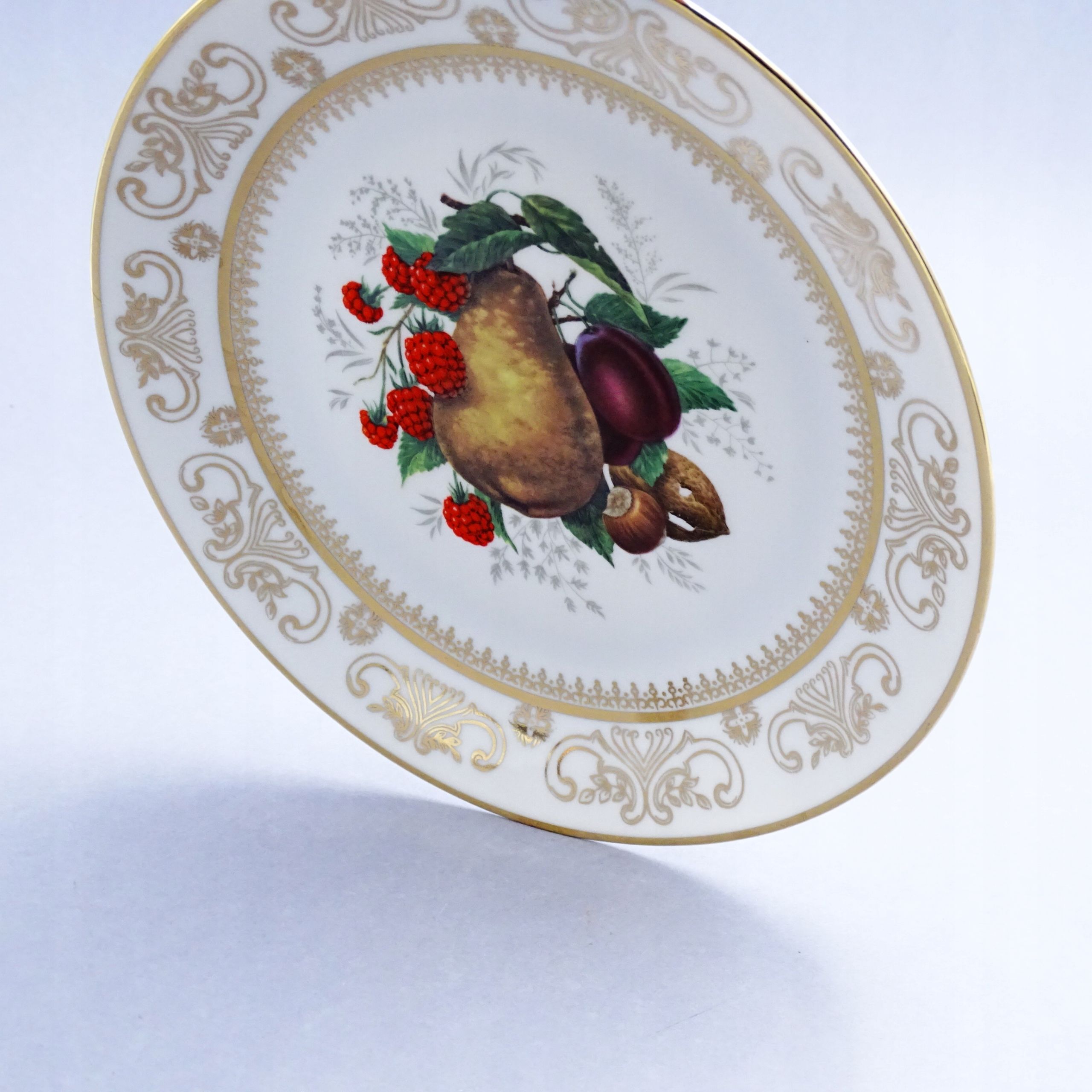 stary  talerzyk porcelanowy owoce gruszka śliwka leszczyna jeżyna