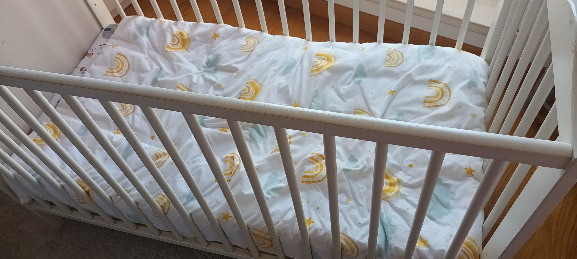 Cama de bebé e trocador de fraldas