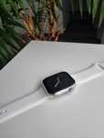 Srebrny smartwatch