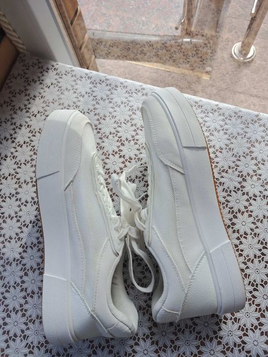 Жіночі кросівки білого кольору 37р