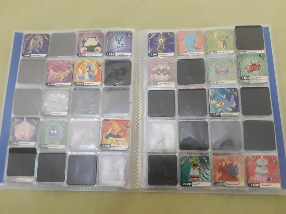 Caderneta com 118 Staks Pokémon