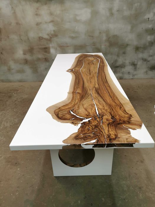 WYPRZEDAŻ! Stół z drewna orzecha europejskiego z białą żywicą