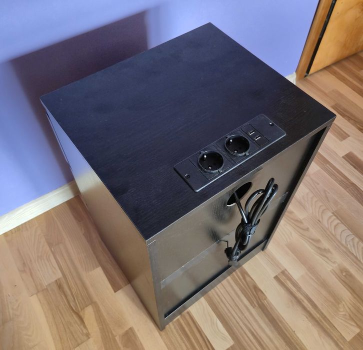 Nowoczesny stolik nocny z funkcją ładowania USB i gniazdkiem