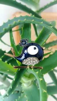 Broszka ptaszek na gałęzi z kwiatkiem ptak niebieski