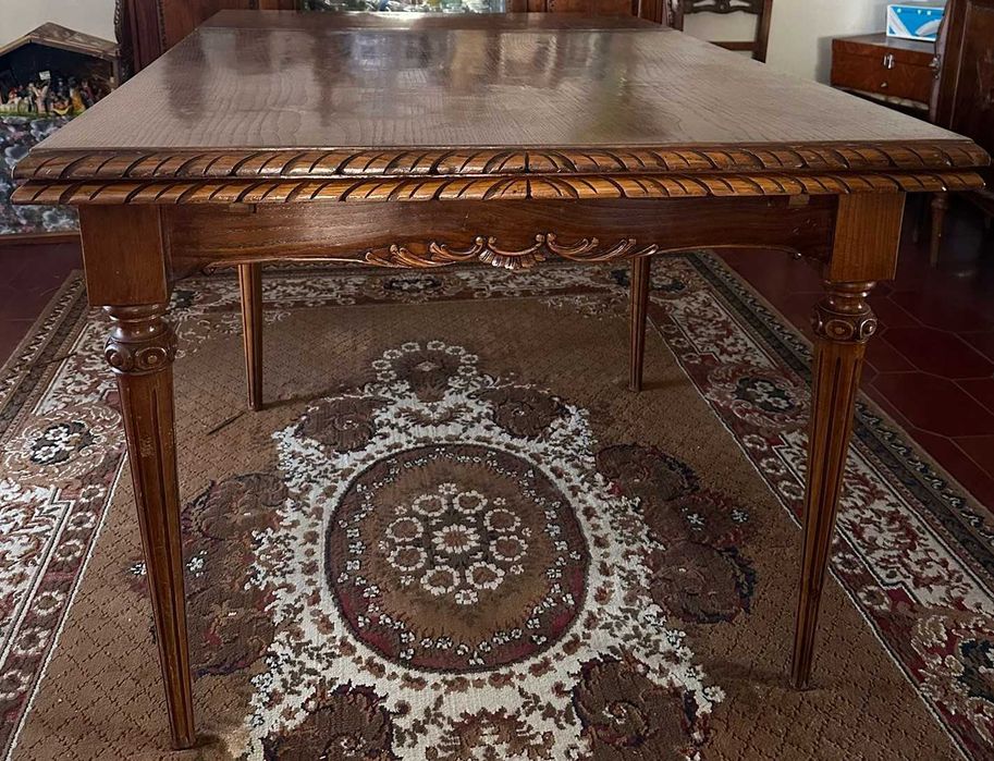 Mobília antiga de sala de jantar