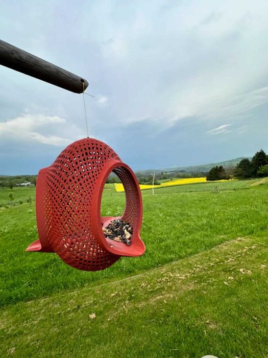 Зручна у сильному дизайні годівниці для птахів.