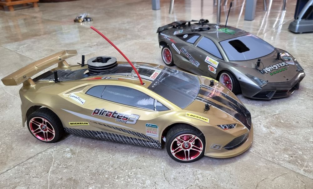Carros (2) Telecomandados a Gasolina (HPI e Futaba RC) + acessórios