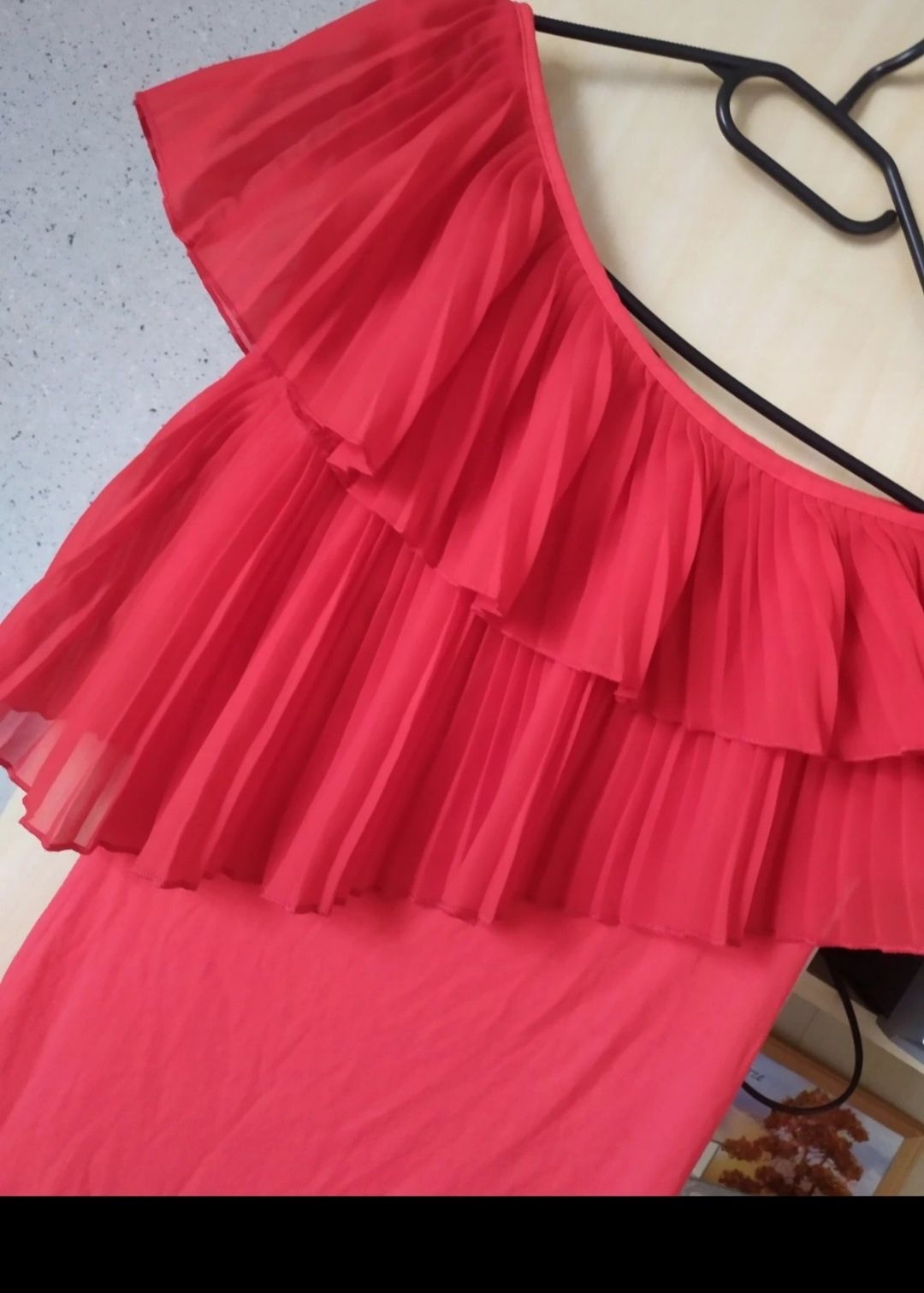 Czerwona dopasowana sukienka z falbanami święta