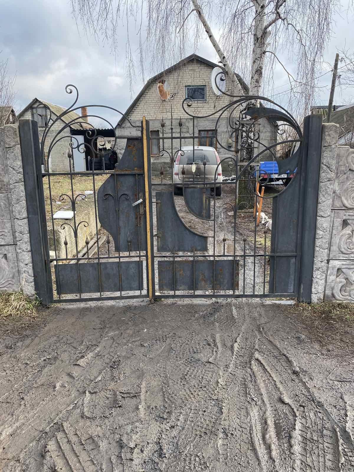 Продам еврозабор с кованными воротами