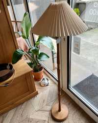 drewniana lampa podłogowa teak plisowany abażur Dania lata 60 vintage