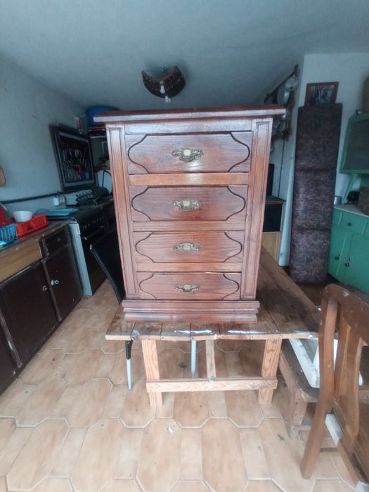 Mesa de cabeceira em madeira