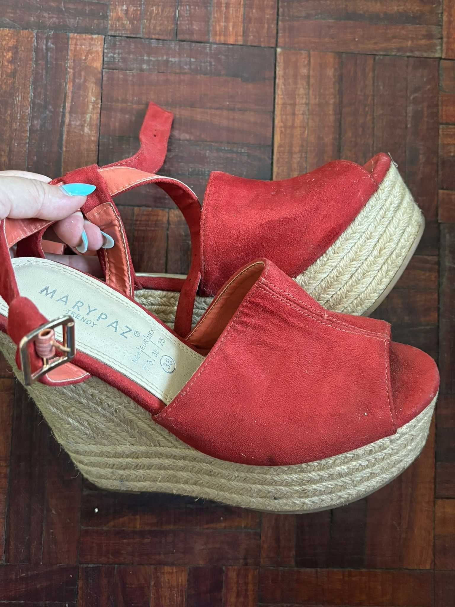 Sapatos altos para mulheres