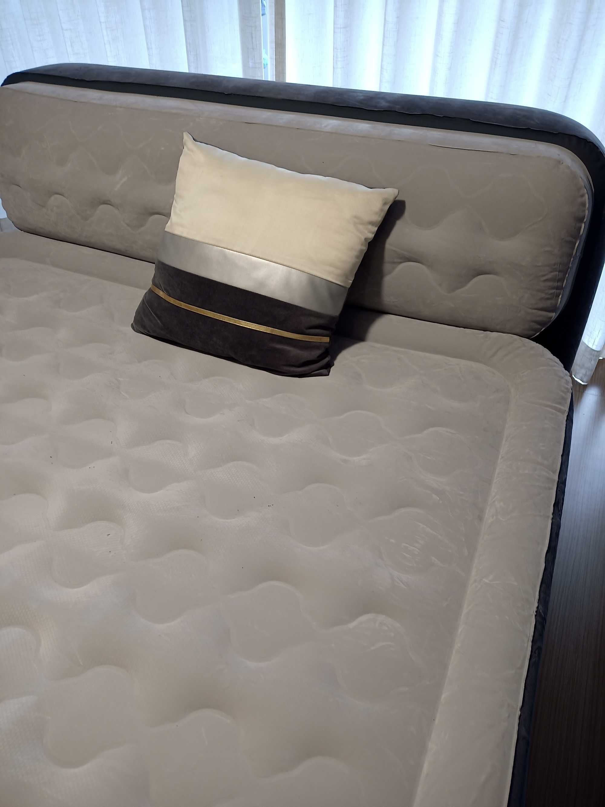 Inflatable Mattress with Headboard, by Intex - 152 x 236 x 46 cm