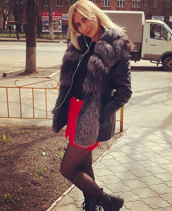 Шкіряна куртка з хутром чорнобурки