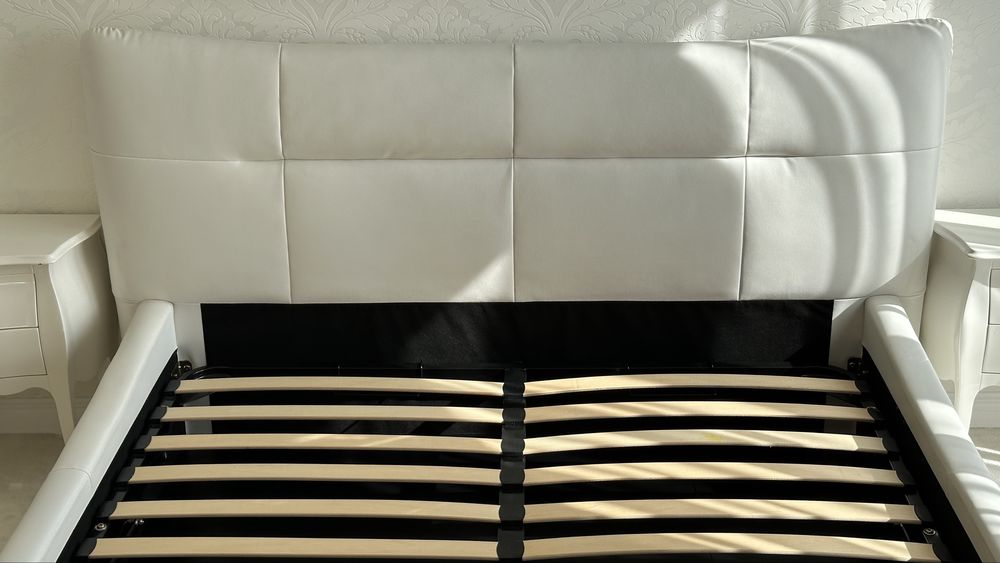 Białe łóżko tapicerowane z pojemnikiem marki Miotto materac 160x200cm