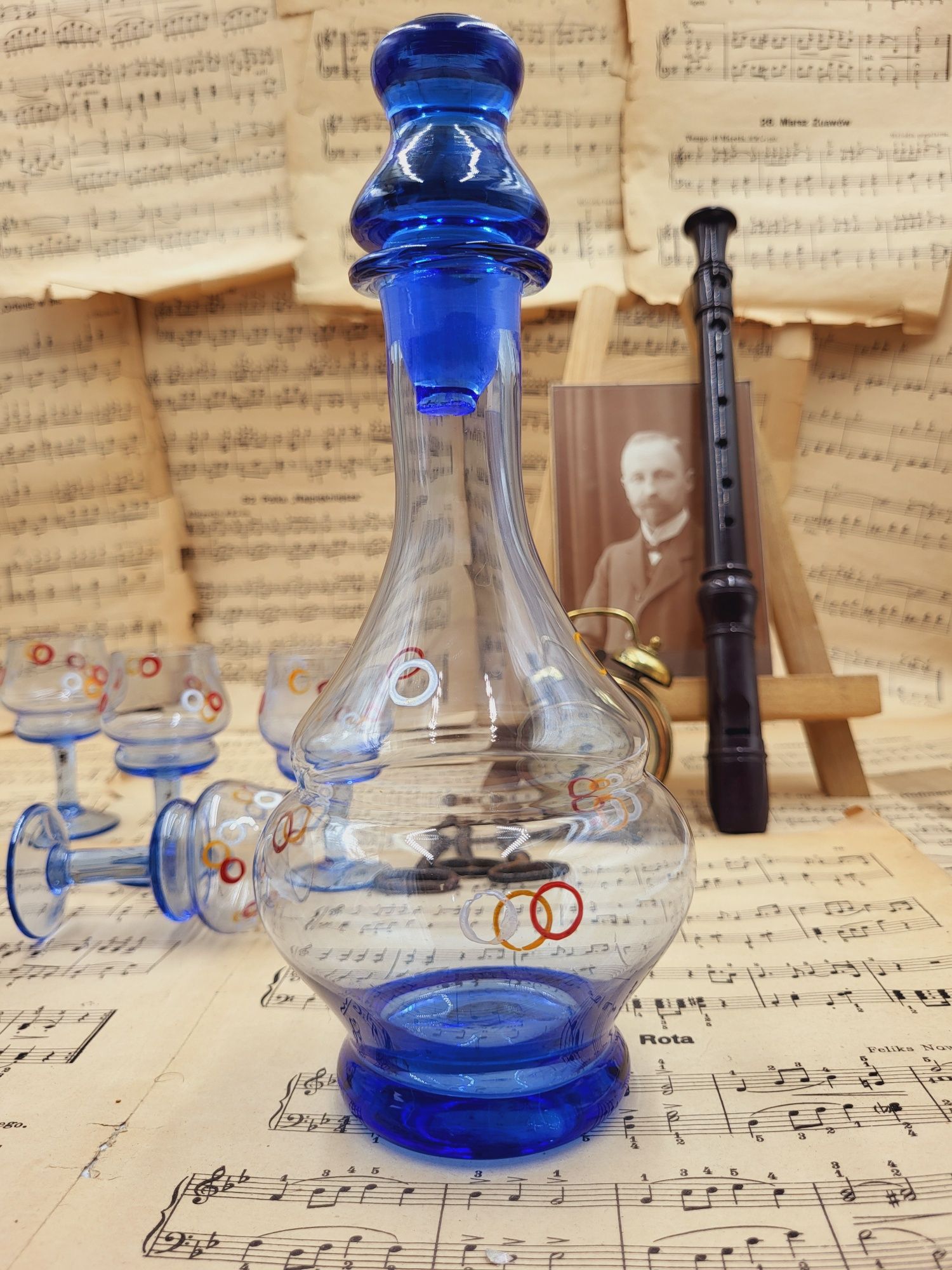 Stara niebieska szklana karafka z kieliszkami ręcznie malowana