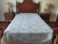 Colcha de renda em algodão, feita á mão, para cama de casal.