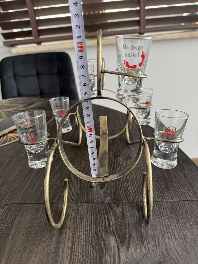 Stojak na alkohol z ciekawymi kieliszkami w komplecie