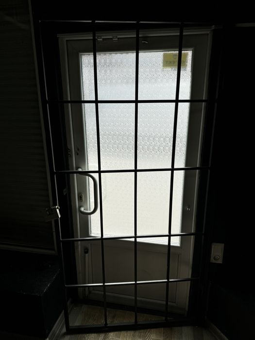 Грати на двері