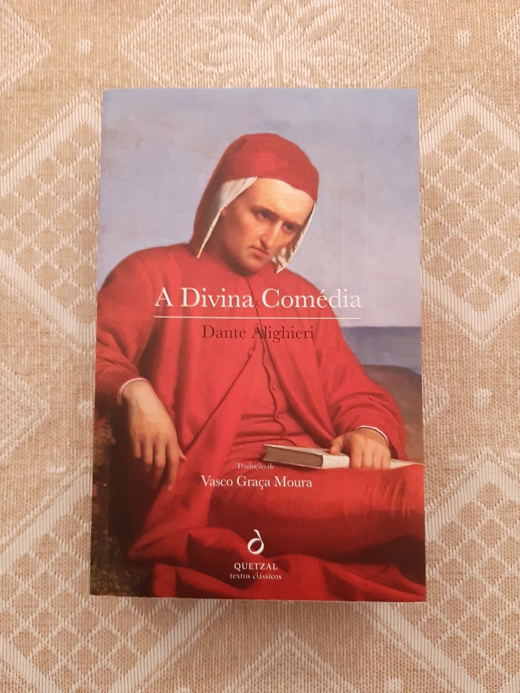 Vendo 'A Divina Comédia', de Dante.