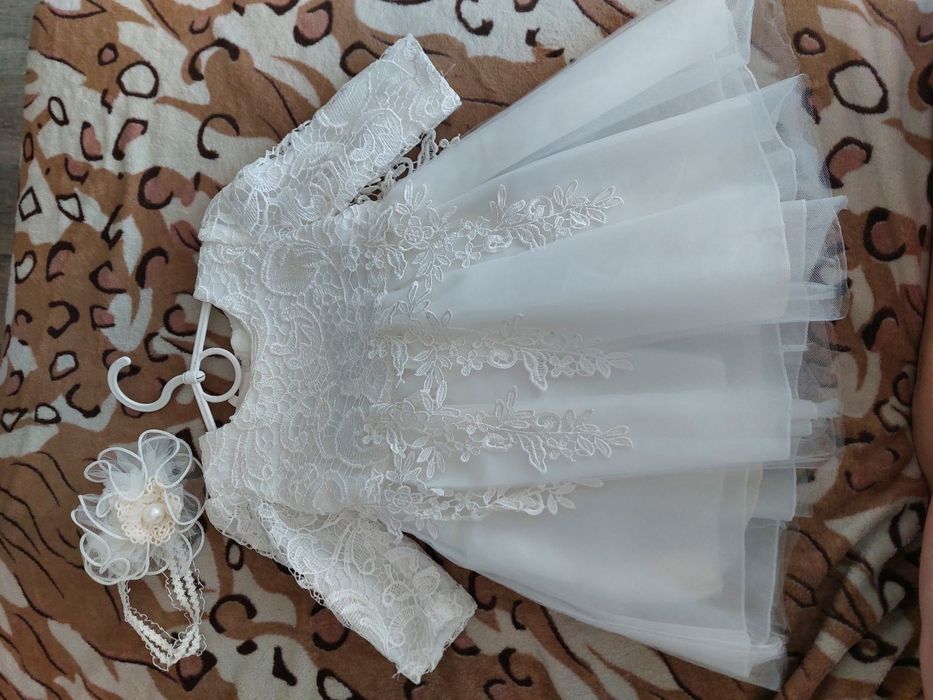 Продам нарядные платья на девочку на 1-1,5 г