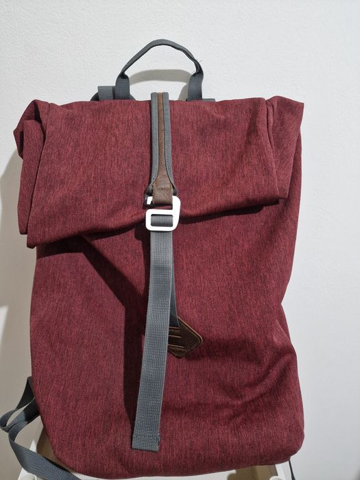 "Mochila Unissexo Vermelha – Espaçosa, Moderna e Prática!"