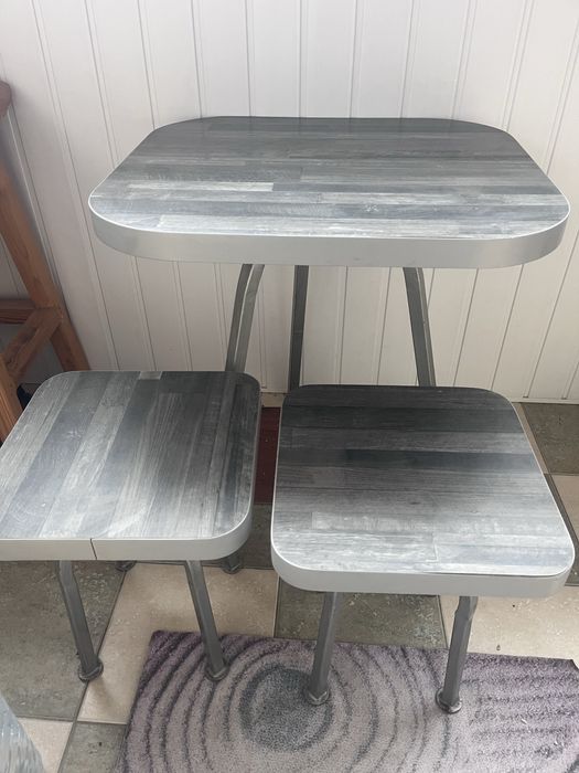 Стіл з табуретками