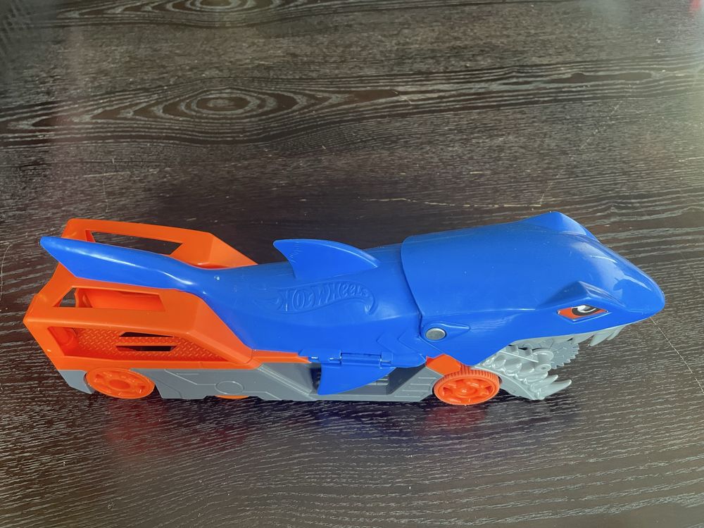 Camião HOT WHEELS Tubarão