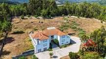 Quinta com cerca de 22.500 m² constituída por moradia V5 em Viseu