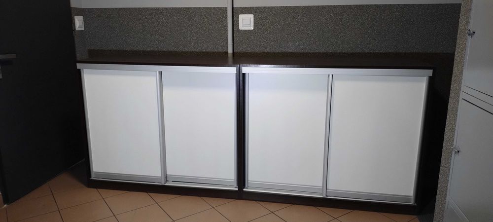 Szafka z drzwiami przesuwnymi