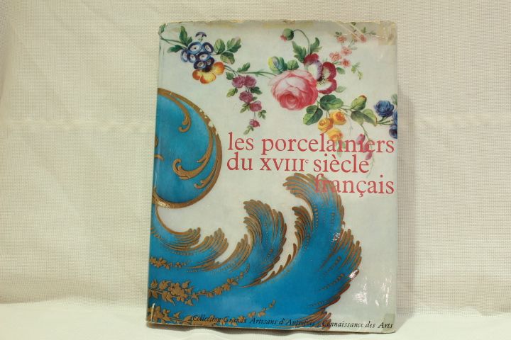 Livro Les Porcelainiers du XVIII Siecle Francais inclui Makers