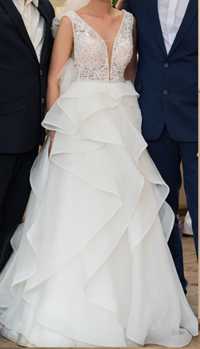 Suknia ślubna z falbanami