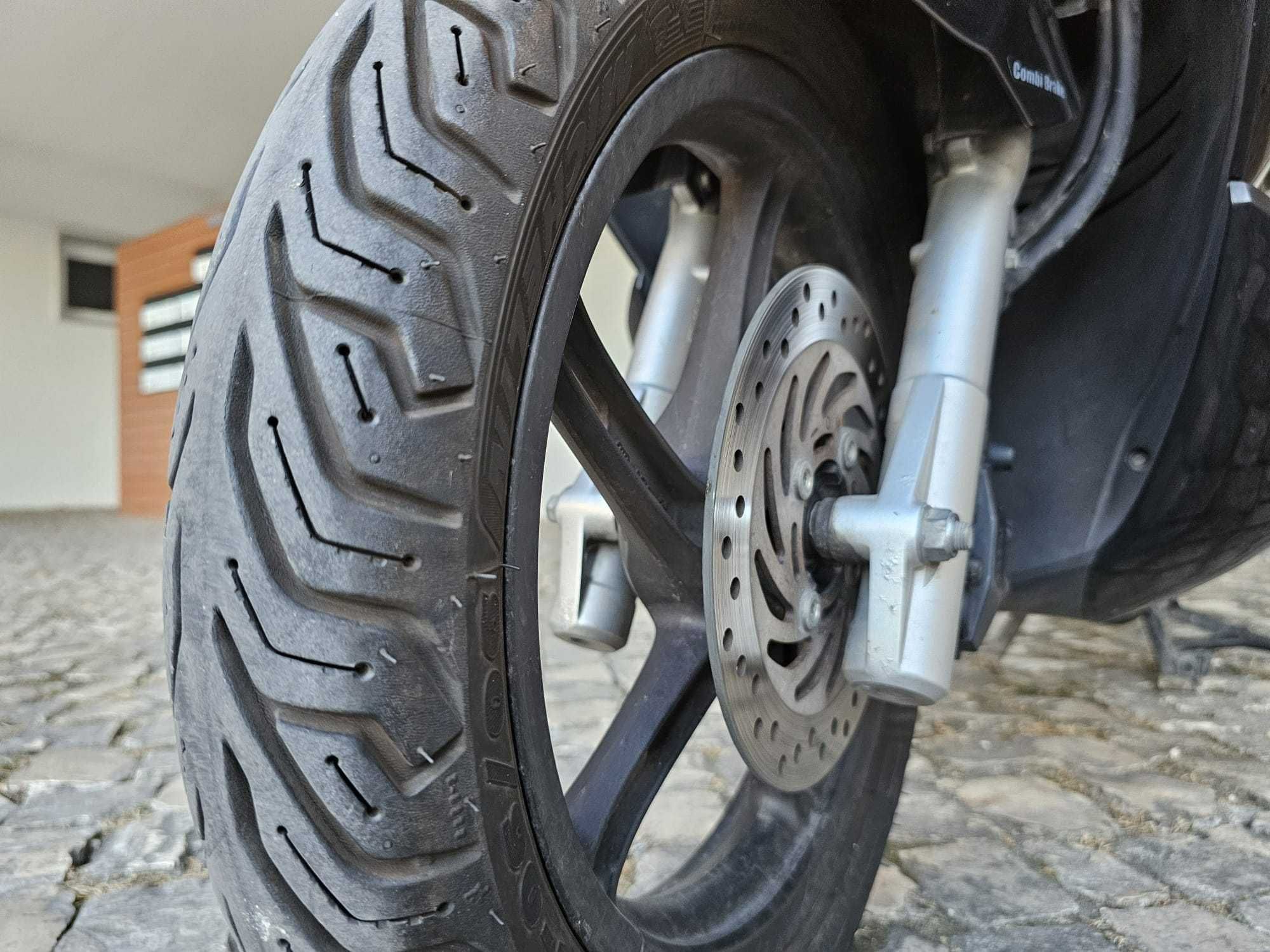 Honda PCX 125 com livro de revisões