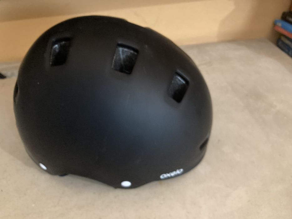 2 capacetes de proteção em jom estado