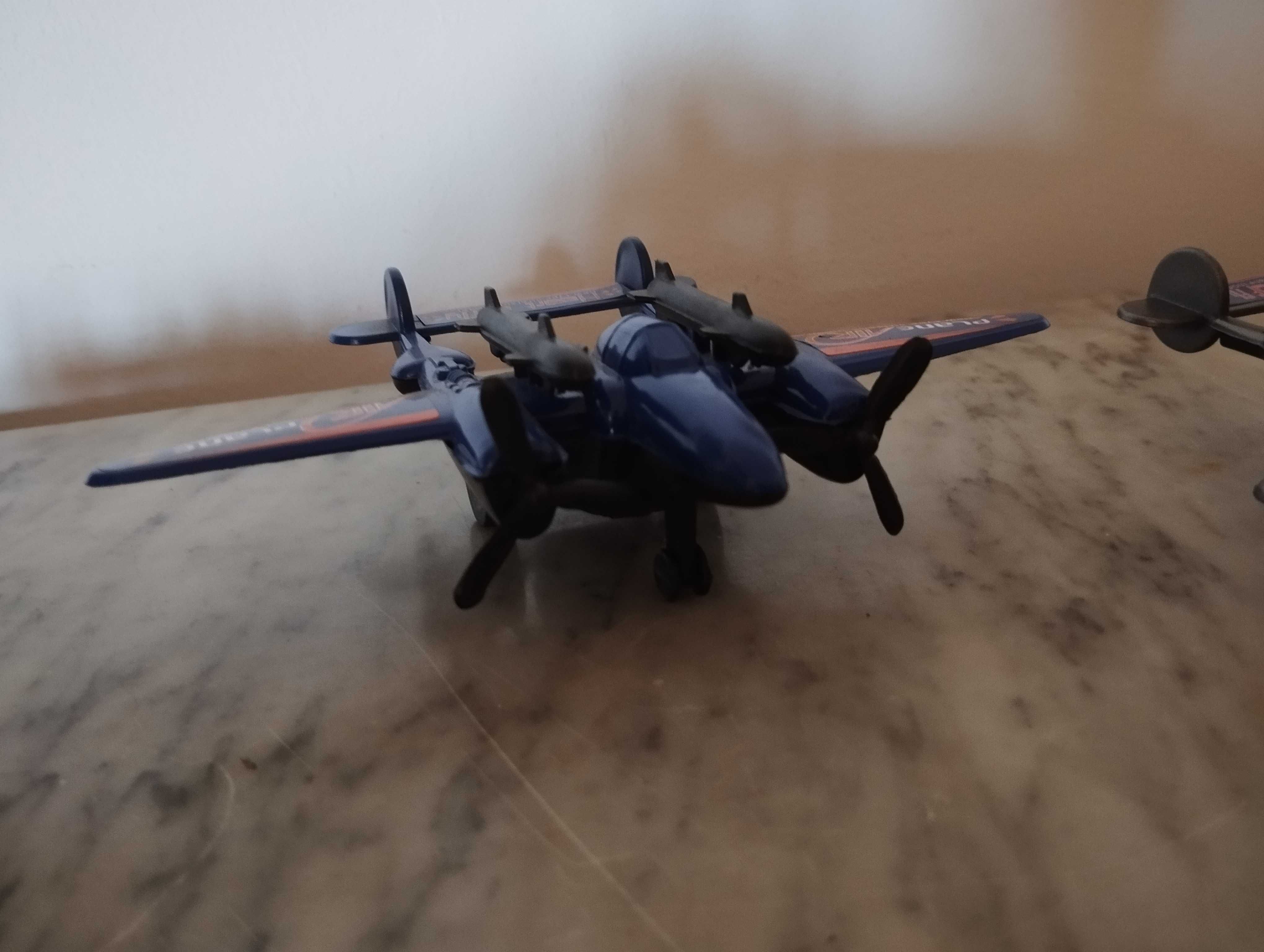 3 aviões de plástico