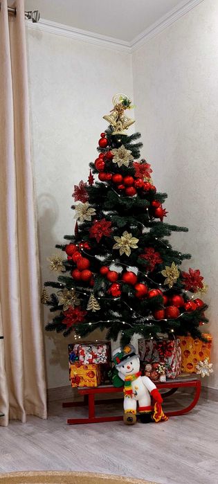 Ялинка новорічна лита