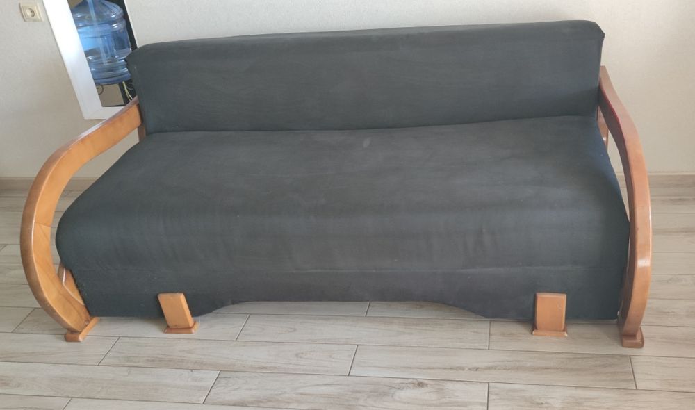 Диван кровать с деревянными подлокотниками