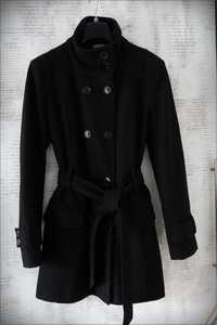 Klasyczny płaszcz czarny z paskiem OASIS S M 59% wełna