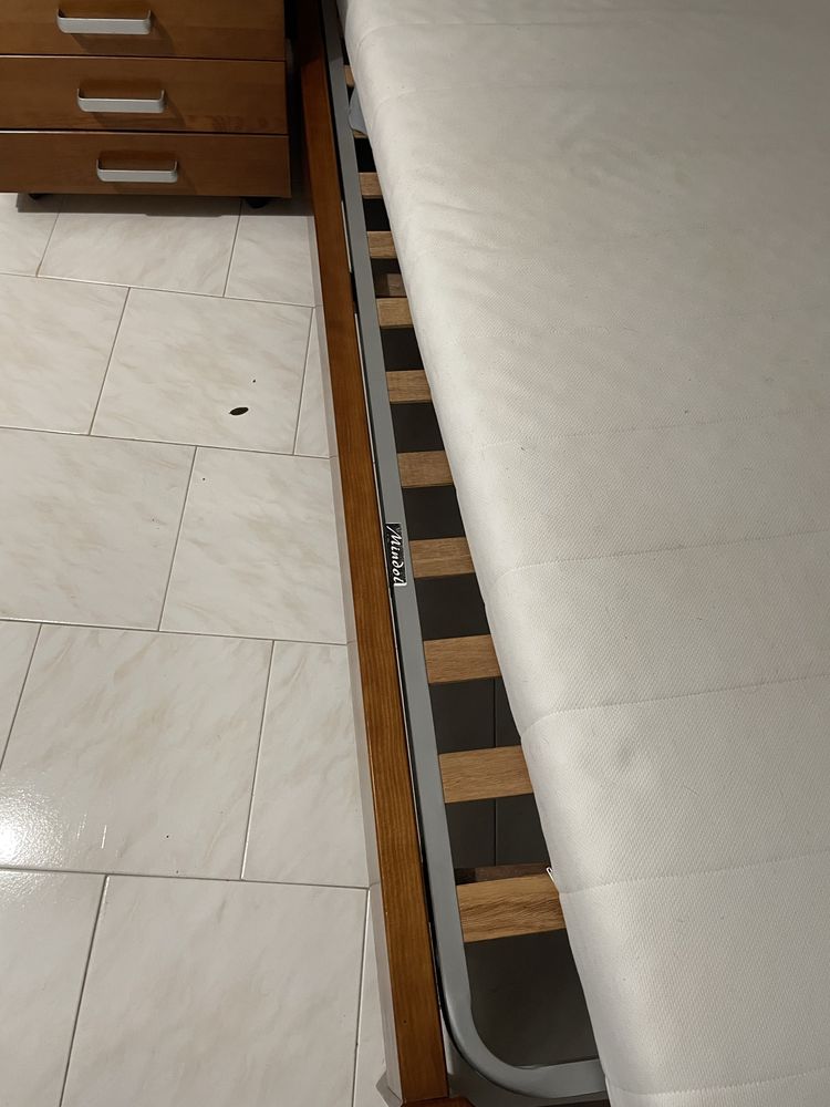 Cama de solteiro com estrado e colchão e mesa de cabeceira