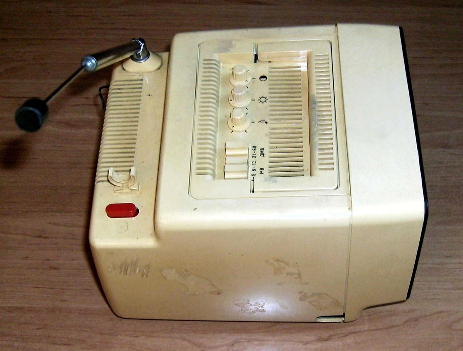 Stary telewizor kineskopowy Elektronika 409 A- działa