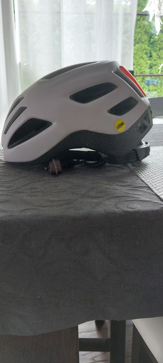 Kask rowerowy specialized